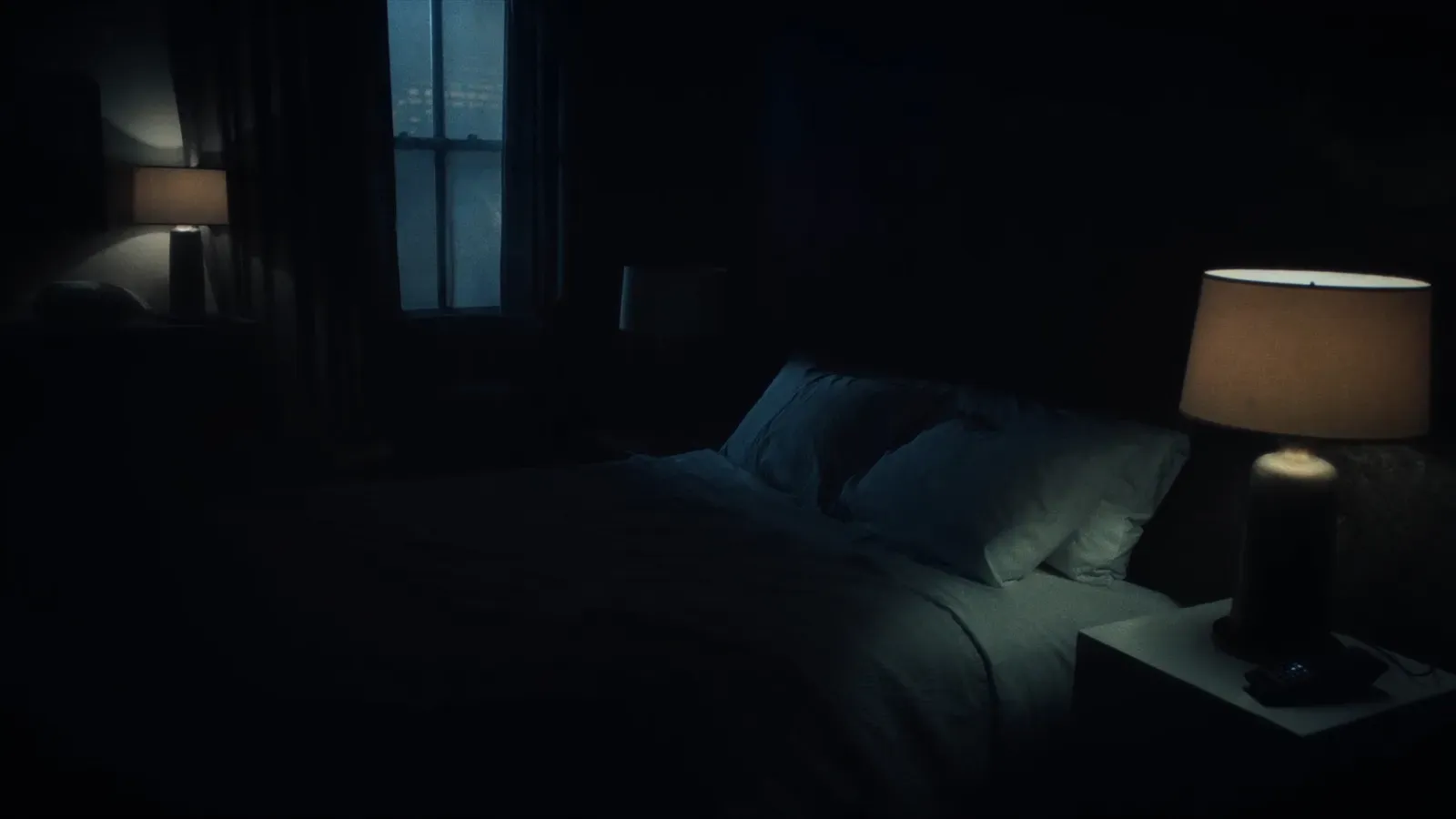 Atmospheric night scene illustrating How to sleep with a snoring partner: the setting that covers a snore